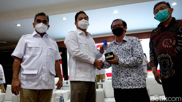 Gerindra Raih Penghargaan dari KIP Partai Gerindra dianugerahi penghargaan keterbukaan informasi publik oleh Komisi Informasi Pusat (KIP). Gerindra berjanji selalu transparan kepada publik.
