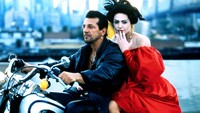 Jolie dianggap berhasil menggambarkan sisi liar dan nakal dari sang supermodel di film itu. Dok. HBO Pictures