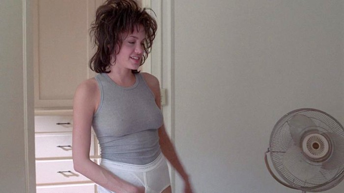 Angelina Jolie kala tampil di film Gia (1998).