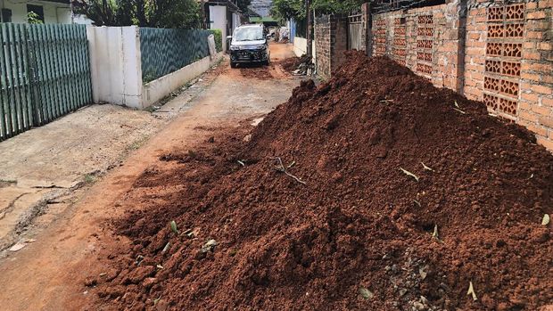 Guntukan tanah sisa galian sumur resapan menumpuk di Jl Sirsak Pasar Minggu, Jakarta Selatan.
