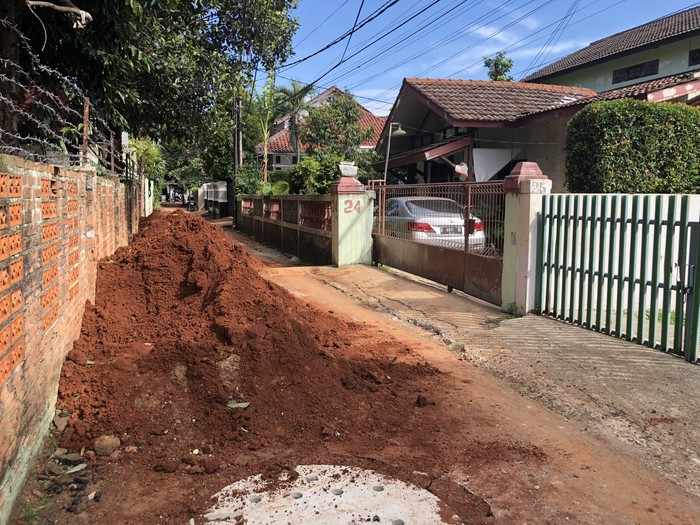 Guntukan tanah sisa galian sumur resapan menumpuk di Jl Sirsak Pasar Minggu, Jakarta Selatan.