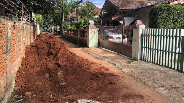 Guntukan tanah sisa galian sumur resapan menumpuk di Jl Sirsak Pasar Minggu, Jakarta Selatan.