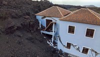 Lava dari aliran gunung berapi menghancurkan sebuah rumah di pulau Canary La Palma, Spanyol.