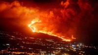 Lava mengalir saat gunung berapi terus meletus di pulau Canary La Palma, Spanyol.