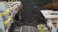 Aliran lahar menghancurkan rumah-rumah di kota La Laguna saat gunung berapi terus meletus di pulau Canary La Palma, Spanyol, Senin, (29/11).