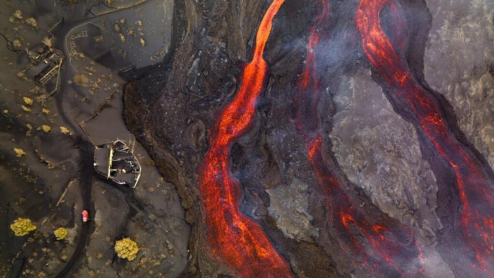 Gunung Api di La Palma Spanyol Semburkan Lava Pijar Lagi Gunung api Cumbre Vieja di La Palma, Kepulauan Canary, Spanyol masih terus aktif memuntahkan lava pijar dan lahar panas. Meletus sejak 19 September dan belum menunjukkan tanda-tanda akan mereda. Selasa, (30/11). (AP Photo/Emilio Morenatti)