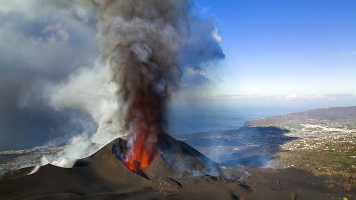 Gunung Api di La Palma Spanyol Semburkan Lava Pijar Lagi Gunung api Cumbre Vieja di La Palma, Kepulauan Canary, Spanyol masih terus aktif memuntahkan lava pijar dan lahar panas. Meletus sejak 19 September dan belum menunjukkan tanda-tanda akan mereda. Selasa, (30/11). (AP Photo/Emilio Morenatti)