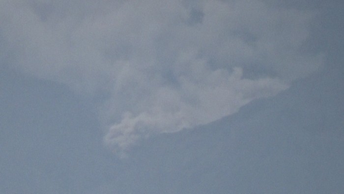 Gunung Semeru di Lumajang Jawa Timur mengelurkan awan panas