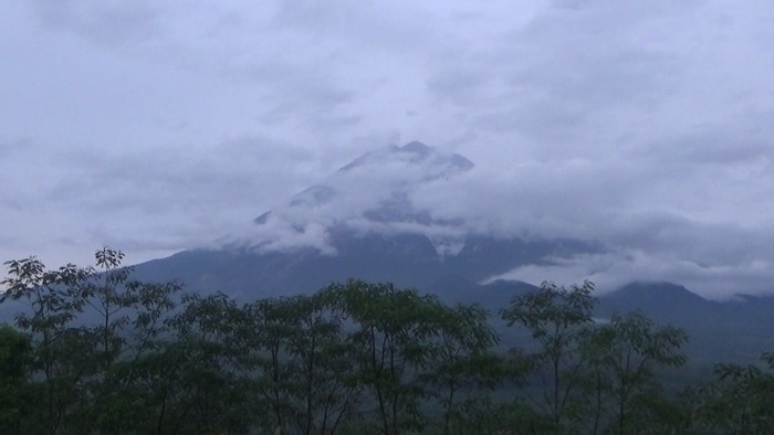 Gunung Semeru di Lumajang Jawa Timur mengelurkan awan panas