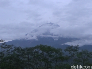 Semeru Luncurkan Awan Panas Sejauh 1 Km, Penambang Pasir Selamatkan Diri