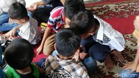 Layaknya anak-anak pada umumnya, ADHA juga melewatkan hari-harinya dengan bermain.