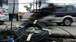 Tetap Fokus, Ada Tiang Dibiarkan Melintang di Pinggir Jalan Cinere