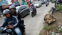 Pengendara yang melintas perlu tetap fokus supaya tidak menabrak tiang tersebut.  