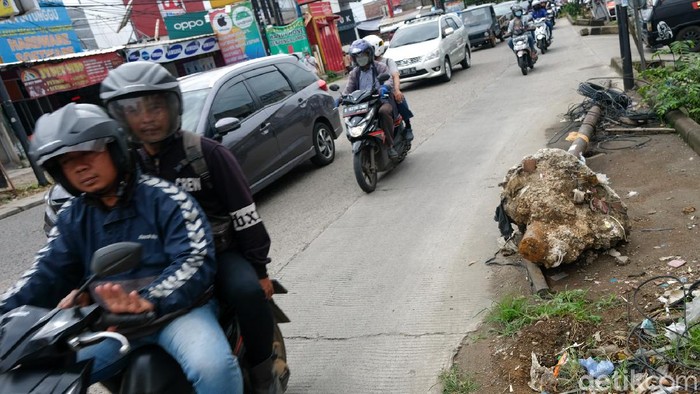 Hati-hati, Ada Tiang Melintang di Jalanan Cinere Sebuah tiang melintang di Jalan Cinere Raya, Depok, Jawa Barat. Keberadaan tiang itu dapat membahayakan para pengguna jalan.