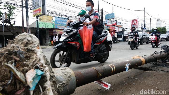 Hati-hati, Ada Tiang Melintang di Jalanan Cinere Sebuah tiang melintang di Jalan Cinere Raya, Depok, Jawa Barat. Keberadaan tiang itu dapat membahayakan para pengguna jalan.