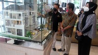 Chief Marketing Officer Bukit Podomoro Jakarta Zaldy Wihardja, bersama konsumen saat melakukan pemilihan unit dan penjualan perdana Bukit Podomoro Jakarta.