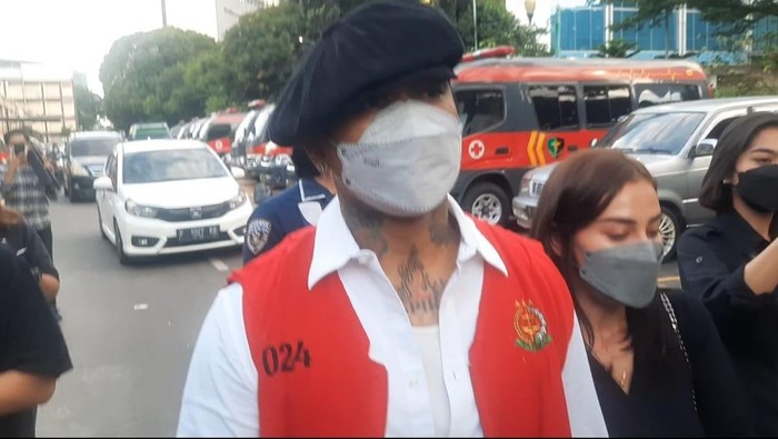 Jerinx berbaju tahanan digiring ke Rutan Polda Metro Jaya