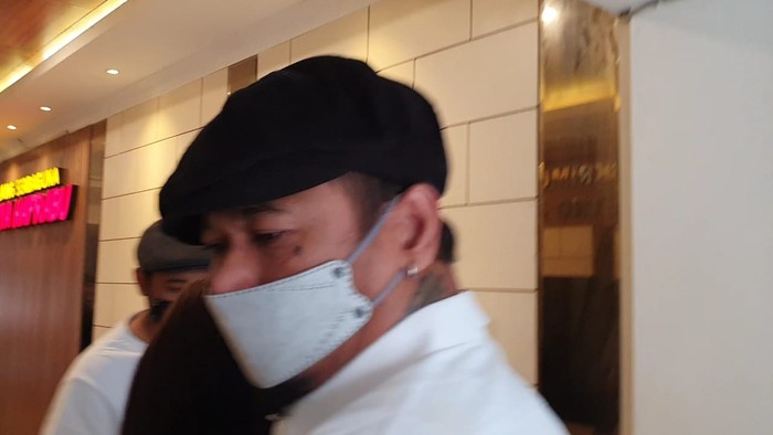Jerinx tiba di Polda Metro Jaya untuk pelimpahan tahap 2, Rabu (1/12/2021).