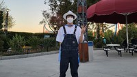 Jin BTS terlihat mengenakan jubah Superman. Foto: (dok. weverse BTS)