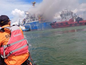 Kapal Kargo Muatan Pupuk Terbakar di Cilacap