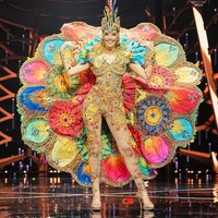 Mewakili Paraguay, Jimena Sosa mengenakan kostum nasional heboh di sesi kompetisi awal Miss Grand International 2021. Jimena memakai kostum bertemakan La Diosa Del Nanduti atau Dewi Nanduti, Foto: Dok. Facebook Miss Grand International