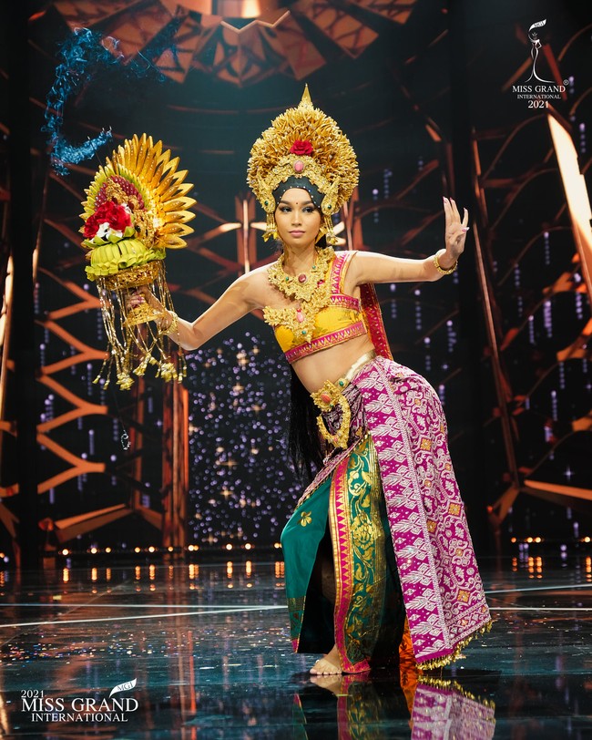 Inilah kostum finalis dari RI bertema Bali Sundaram yang dipakai oleh Sophia Rogan. Sophia mengenakan kostum karya desainer Bali, Inggi Indrayana Kendran.Foto: Dok. Facebook Miss Grand International
