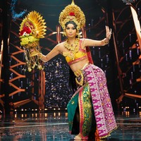 Inilah kostum finalis dari RI bertema Bali Sundaram yang dipakai oleh Sophia Rogan. Sophia mengenakan kostum karya desainer Bali, Inggi Indrayana Kendran.Foto: Dok. Facebook Miss Grand International