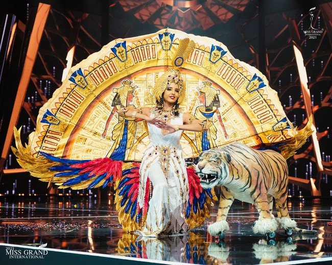 Inilah penampilan finalis Miss Grand International 2021 asal Mesir, Shahy Hamdy di penjurian kostum nasional. Shahy mengenakan kostum bertemakan The Cleopatra’s Throne. Uniknya kostum Miss Grand Egypt itu buatan desainer Indonesia asal Banyuwangi, Annisa Feby. Foto: Dok. Facebook Miss Grand International