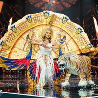 Inilah penampilan finalis Miss Grand International 2021 asal Mesir, Shahy Hamdy di penjurian kostum nasional. Shahy mengenakan kostum bertemakan The Cleopatra’s Throne. Uniknya kostum Miss Grand Egypt itu buatan desainer Indonesia asal Banyuwangi, Annisa Feby. Foto: Dok. Facebook Miss Grand International
