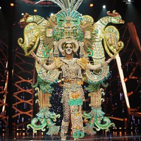 Miss Grand Honduras 2021 Celia Monterrosa termasuk finalis Miss Grand International 2021 yang tampil dengan kostum nasional heboh. Dalam unggahan di Instagram, Celia mengatakan kostum yang dipakainya beratnya mencapai 20 kg. Foto: Dok. Facebook Miss Grand International