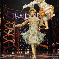 Perwakilan tuan rumah Miss Grand International 2021 yaitu Thailand, Indy Johnson, memakai kostum nasional unik bertemakan Tosaphak Anongnat Pilat Duangruthai. Kostum nasional tersebut terinspirasi dari kisah Hanoman dalam cerita Ramayana. Foto: Dok. Facebook Miss Grand International
