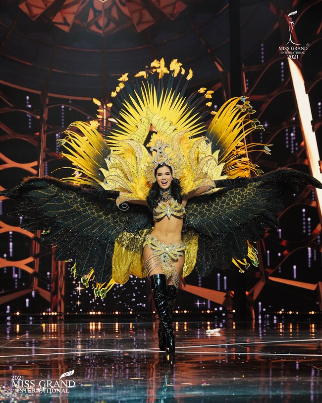 Samantha Batallanos Cortegana, finalis Miss Grand International 2021 dari Peru tampil heboh dengan kostum nasional bersayap. Kostumnya terinspirasi dari burung EL PAUCAR yang populer di negaranya. Foto: Dok. Facebook Miss Grand International