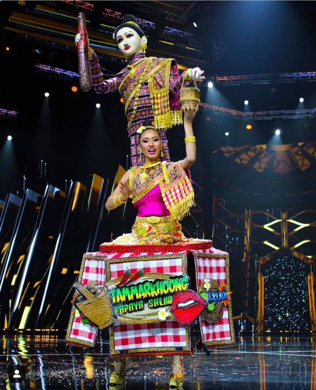 Miss Grand Laos 2021, Daomixay Pcst, memakai kostum nasional unik di penjurian Miss Grand International 2021. Baju yang dikenakannya bertemakan papaya salad, makanan khas Laos. Foto: Dok. Global Beauties