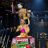 Miss Grand Laos 2021, Daomixay Pcst, memakai kostum nasional unik di penjurian Miss Grand International 2021. Baju yang dikenakannya bertemakan papaya salad, makanan khas Laos. Foto: Dok. Global Beauties
