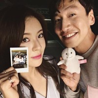 Lee Sun Bin dan Lee Kwang Soo sudah menjalin hubungan asmara selama lima bulan saat dikabarkan berpacaran pada 2018. Terpaut sembilan tahun, keduanya pertama kali bertemu di acara Running Man bahkan saling menunjukkan ketertarikan. Foto: dok. Twitter