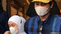 Rizky Billar dan Lesti Kejora mengaku menyerahkan beberapa barang bukti terkait pengancaman tersebut. Foto: Hanif/detikhot