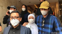 Lesti dan Rizky Billar ditemani kuasa hukumnya Sandy Arifin. Foto: Hanif/detikhot