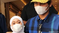 Kurang lebih satu jam, Lesti Kejora dan Rizky Billar menjalani Berita Acara Pemeriksaan (BAP).  Foto: Hanif/detikhot