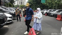 Ada belasan pertanyaan yang dilontarkan penyidik kepada Lesti Kejora. Salah satunya mengenai kronologi pengancaman. Foto: Hanif/detikhot