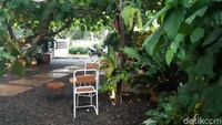 Meski tempatnya mungil, namun Lili Seduh Saji memiliki suasana tenang dan adem. Cocok banget buat traveler yang tidak menyukai keramaian. Lili Seduh Saji terletak di Jl. Taman Malabar No. 5 RT.01/RW.04, Babakan, Kecamatan Bogor Tengah, Kota Bogor, Jawa Barat, dekat dengan Rumah Sakit PMI Bogor. (Luthfi Hafidz/detikTravel)
