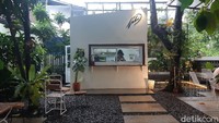 Lili Seduh Saji adalah salah satu coffee shop yang masih terbilang baru di Bogor. Kedai ini baru buka pada bulan Juli 2021. Namun banyak traveler yang suka datang ke sini karena suasananya yang cozy. (Luthfi Hafidz/detikTravel)