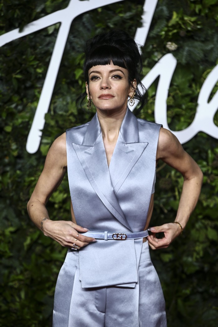 Lily Allen di Fashion Awards 2021 Lily Allen poses for photographers upon arrival at the The Fashion Awards in London Monday, Nov. 29, 2021. (Photo by Joel C Ryan/Invision/AP)