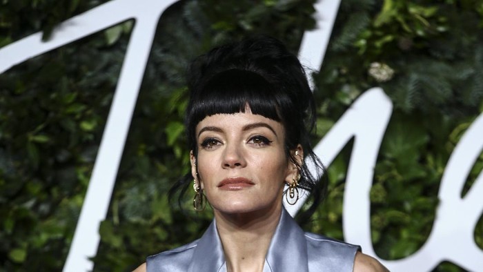 Lily Allen poses for photographers upon arrival at the The Fashion Awards in London Monday, Nov. 29, 2021. (Photo by Joel C Ryan/Invision/AP)