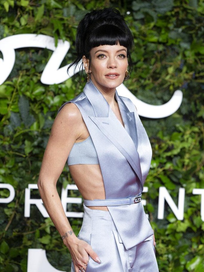 Lily Allen di Fashion Awards 2021 Lily Allen poses for photographers upon arrival at the The Fashion Awards in London Monday, Nov. 29, 2021. (Photo by Joel C Ryan/Invision/AP)