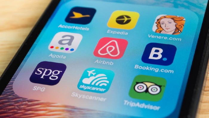 Bangkok, Thailand - June 6, 2016 : Apple iPhone5s showing its screen with popular travel applications.