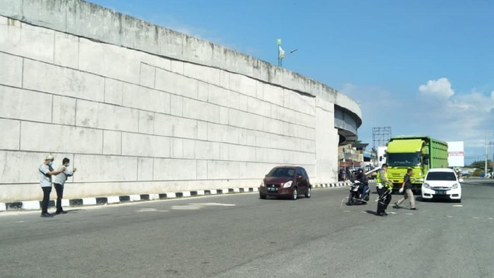 Lokasi kecelakaan pemotor yang terlempar dari flyover di Pekanbaru