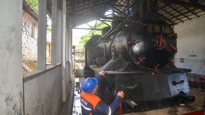 Membangkitkan Lokomotif Uap Mak Item dari Mati Suri