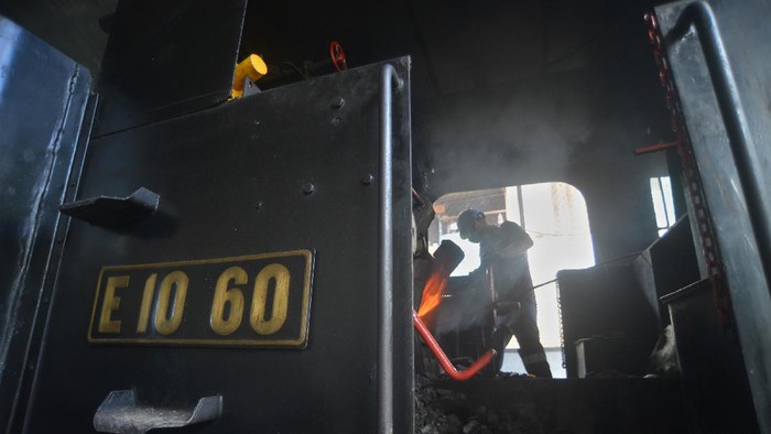 LOKOMOTIF UAP E1060 MAK ITAM Pekerja memasok batu bara untuk menyalakan lokomotif uap E 1060