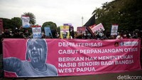 Aliansi Mahasiswa Papua gelar aksi unjuk rasa di kawasan Patung Kuda, Jakarta, Rabu (1/12/2021).