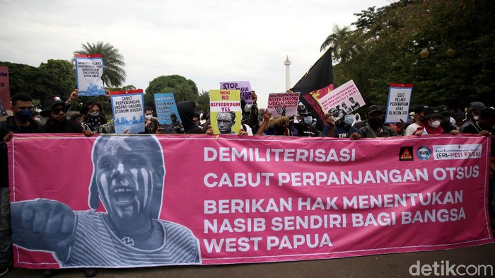 Mahasiswa Papua Serbu Patung Kuda Jakarta, Ada Apa? Aliansi Mahasiswa Papua gelar aksi di kawasan Patung Kuda, Jakarta. Dalam aksi itu mereka tuntut pemerintah Indonesia melakukan referendum di Tanah Papua.